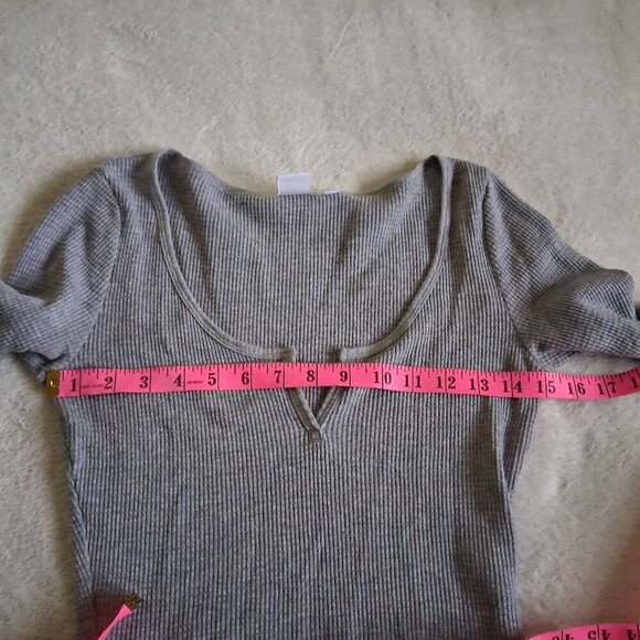 Aritzia TNA Women's Size S Gray Waffle Scoopneck Notch Longsleeve Cropped Shirt - Picture 10 of 12